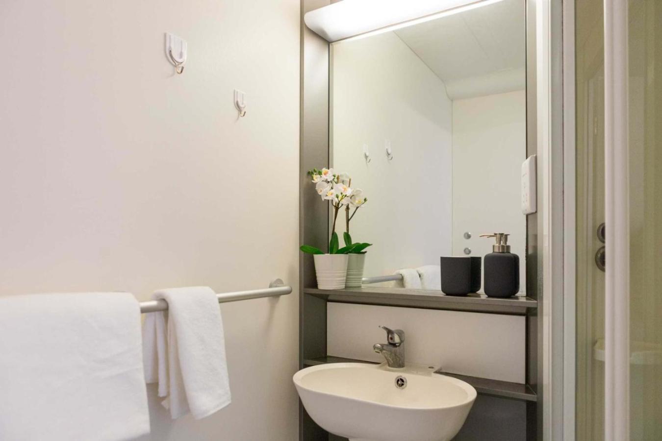 Student Only Gold Ensuite Mid Level At Chapter Islington Apartment London